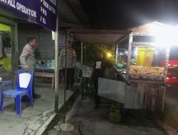 Datangi Penjual Martabak, Polsek Bukit Batu Tinjau Keamanan Lingkungan