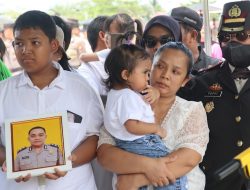 Isak Tangis Istri dan Keluarga Warnai Pemakaman Aiptu I Nyoman Yosep