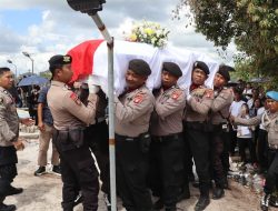 Kompak, DTT Kalteng Usung Peti Jenazah Aiptu I Nyoman Yosep Hingga ke Liang Lahat