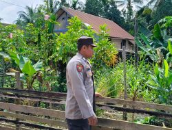 Mendukung Program Presiden Prabowo Subianto tentang ketahanan pangan, Bhabinkamtibmas ajak warga manfaatkan pekarangan rumahnya.  ‎