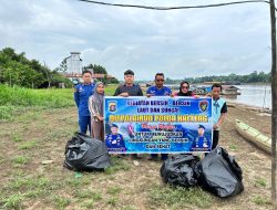 Jaga Kebersihan, Personel Ditpolairud Gotong Royong Besama Warga Bersihkan Sampah