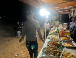 Piket Polsek Silaturahmi kepada Masyarakat yang sedang bekerja