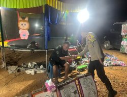 Personil Polsek Sambang Masyrakat yang Sedang Bersantai