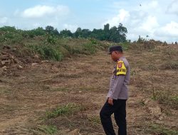 Bhabinkamtibmas Cek Lokasi Lahan Penanaman Jagung dalam program ketahanan pangan