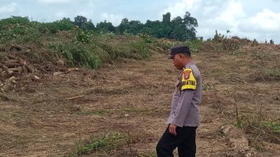 Bhabinkamtibmas Cek Lokasi Lahan Penanaman Jagung dalam program ketahanan pangan