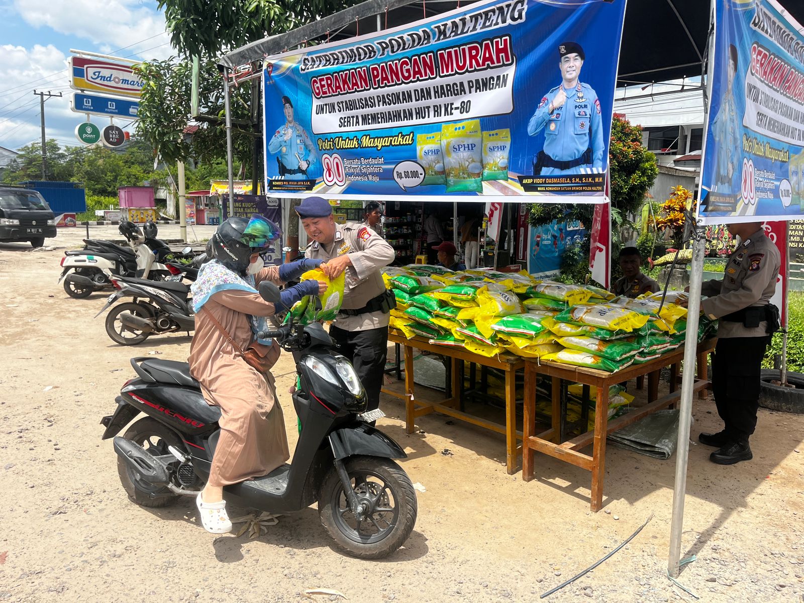 Stabilkan Harga Beras, Batalyon B Pelopor Brimob Kalteng Gelar Pangan Murah di Sampit