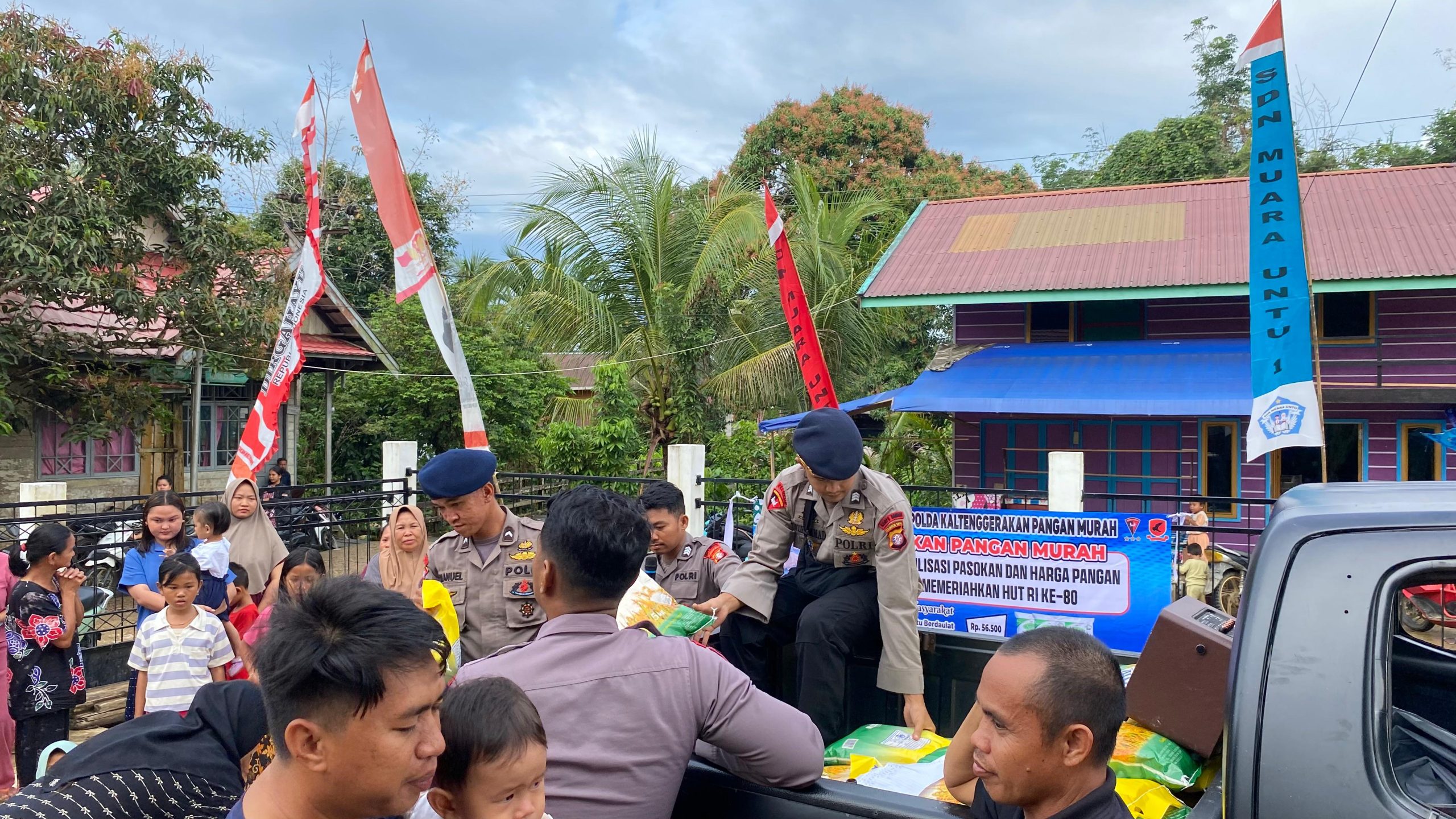 Masyarakat Muara Untu Antusias Sambut Gerakan Pangan Murah Brimob Kalteng