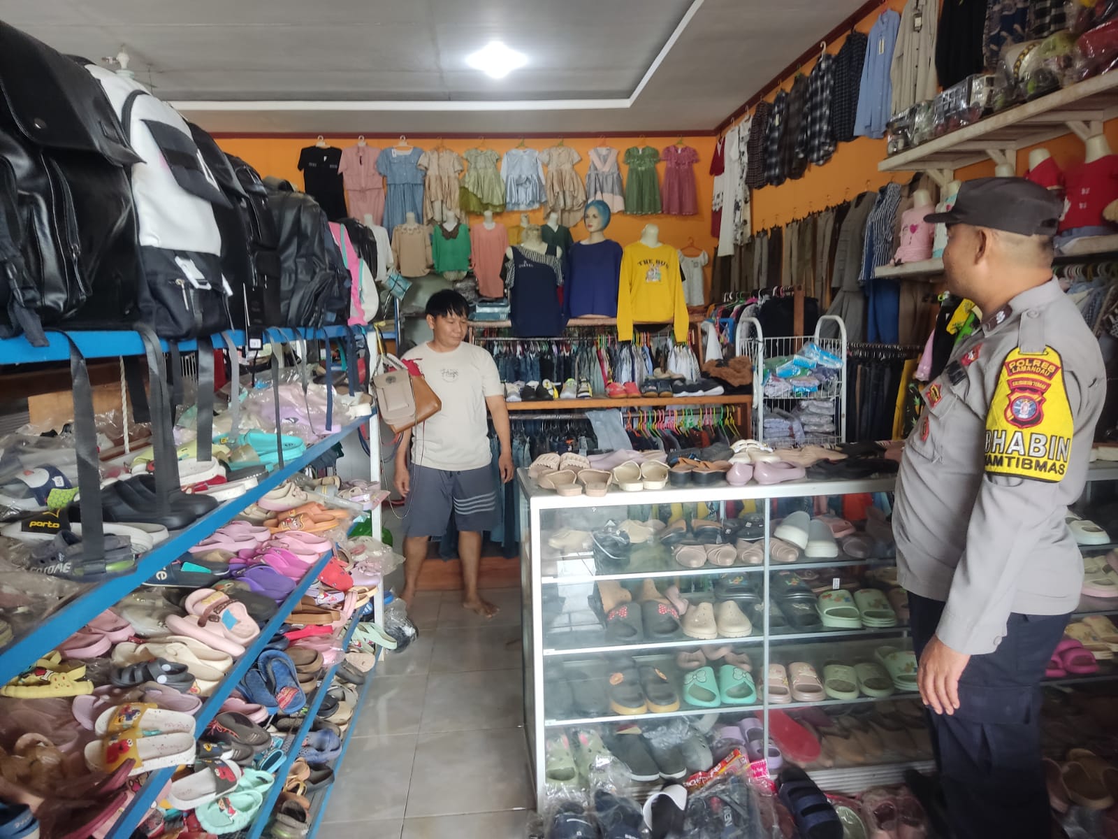 Piket Polsek Lamandau Silaturahmi Ke Pedagang