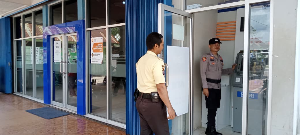 Piket Polsek Patroli dan Silaturahmi dengan Satpam Bank BRI