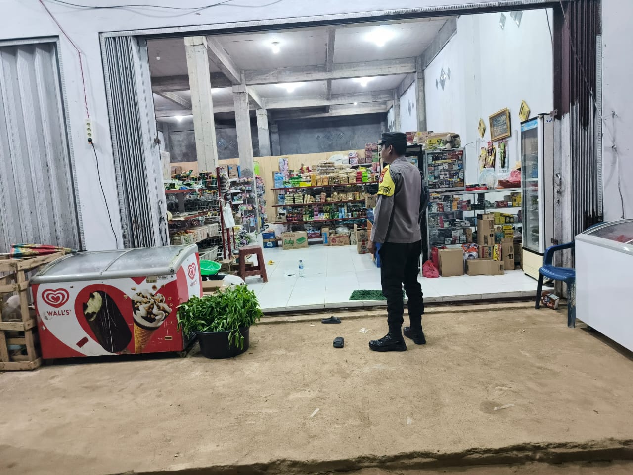 Piket Polsek Delang Silaturahmi Ke Masyarakat