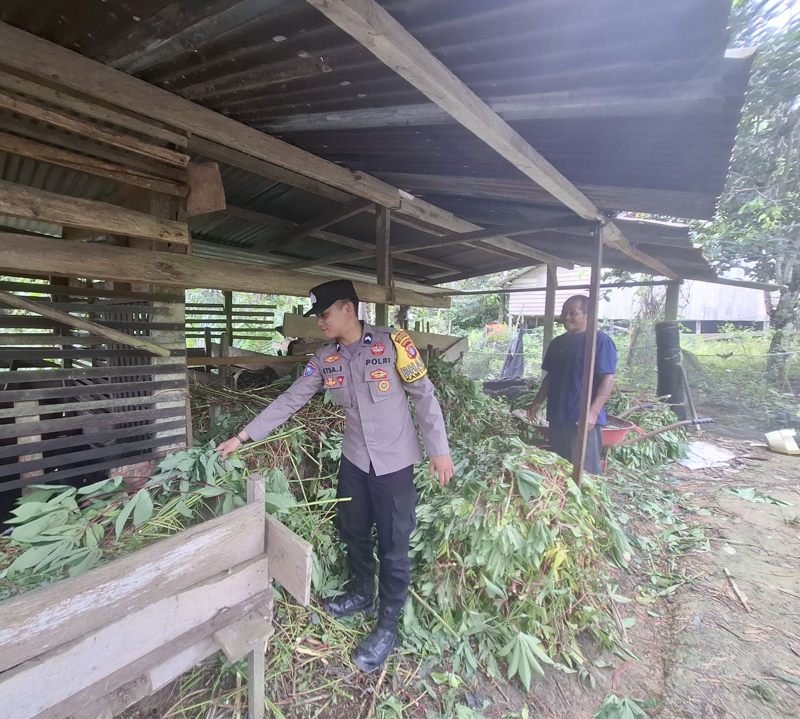 Dukung Ketahanan Pangan, Bhabinkamtibmas Sambangi Peternak Kambing