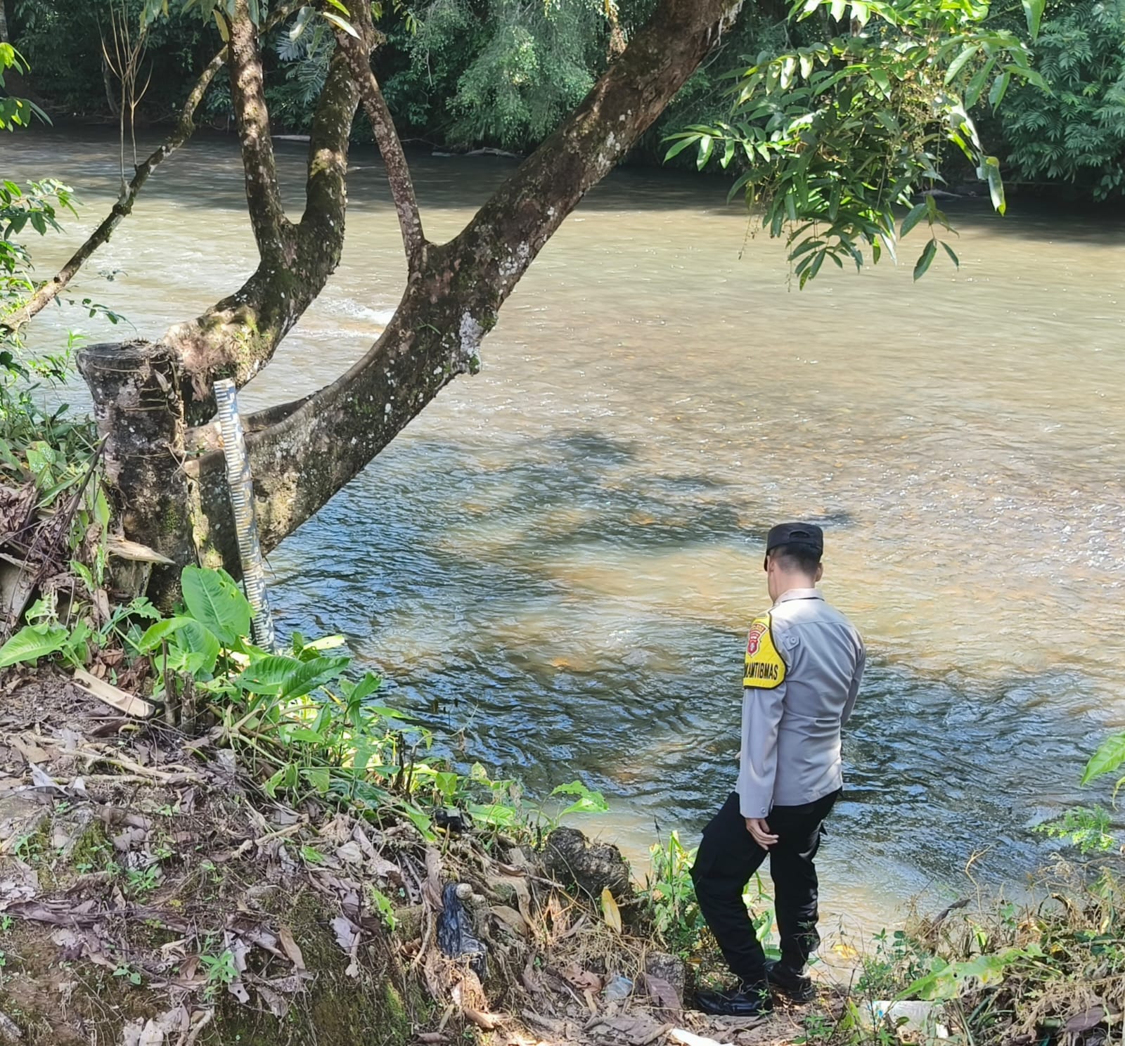 Piket Polsek Delang cek debit air DAS Delang