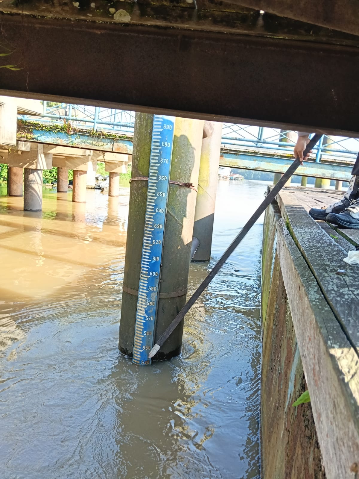 Piket Polsek Bulik Cek debit air di Kelurahan Nanga Bulik