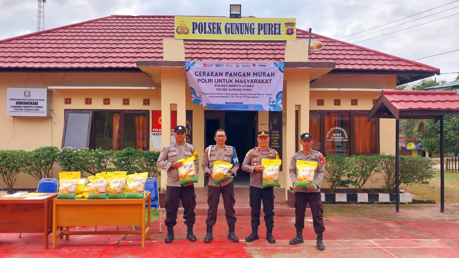 Polsek Gunung Purei Gelar Gerakan Pangan Murah, Salurkan 125 Kg Beras SPHP untuk Warga