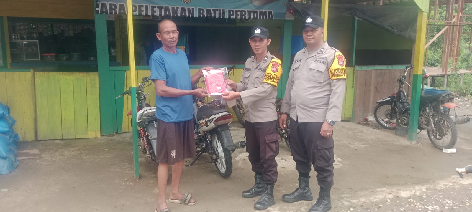 Polsek Gunung Purei Bagikan Bendera Merah Putih, Ajak Warga Semarakkan HUT RI ke-80