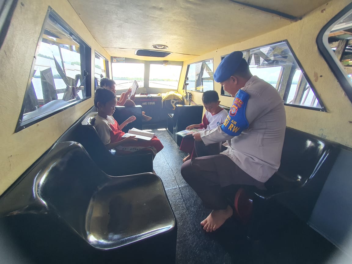 Ditpolairud Polda Kalteng Dukung Dunia Pendidikan Lewat Kapal Melek Huruf KP XVIII-1002