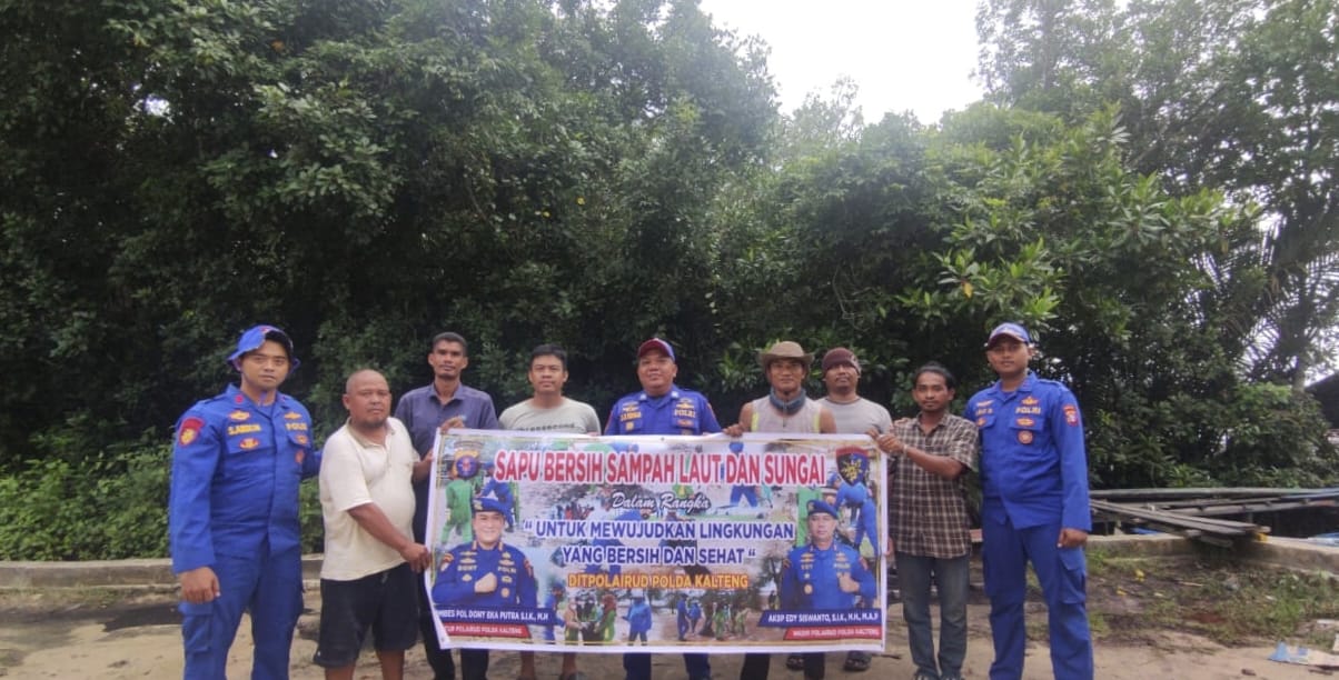 Ditpolairud Polda Kalteng melaksanakan giat sapu bersih sampah Dengan Warga sekitar Desa Sei Kapitan Kec.Kumai.