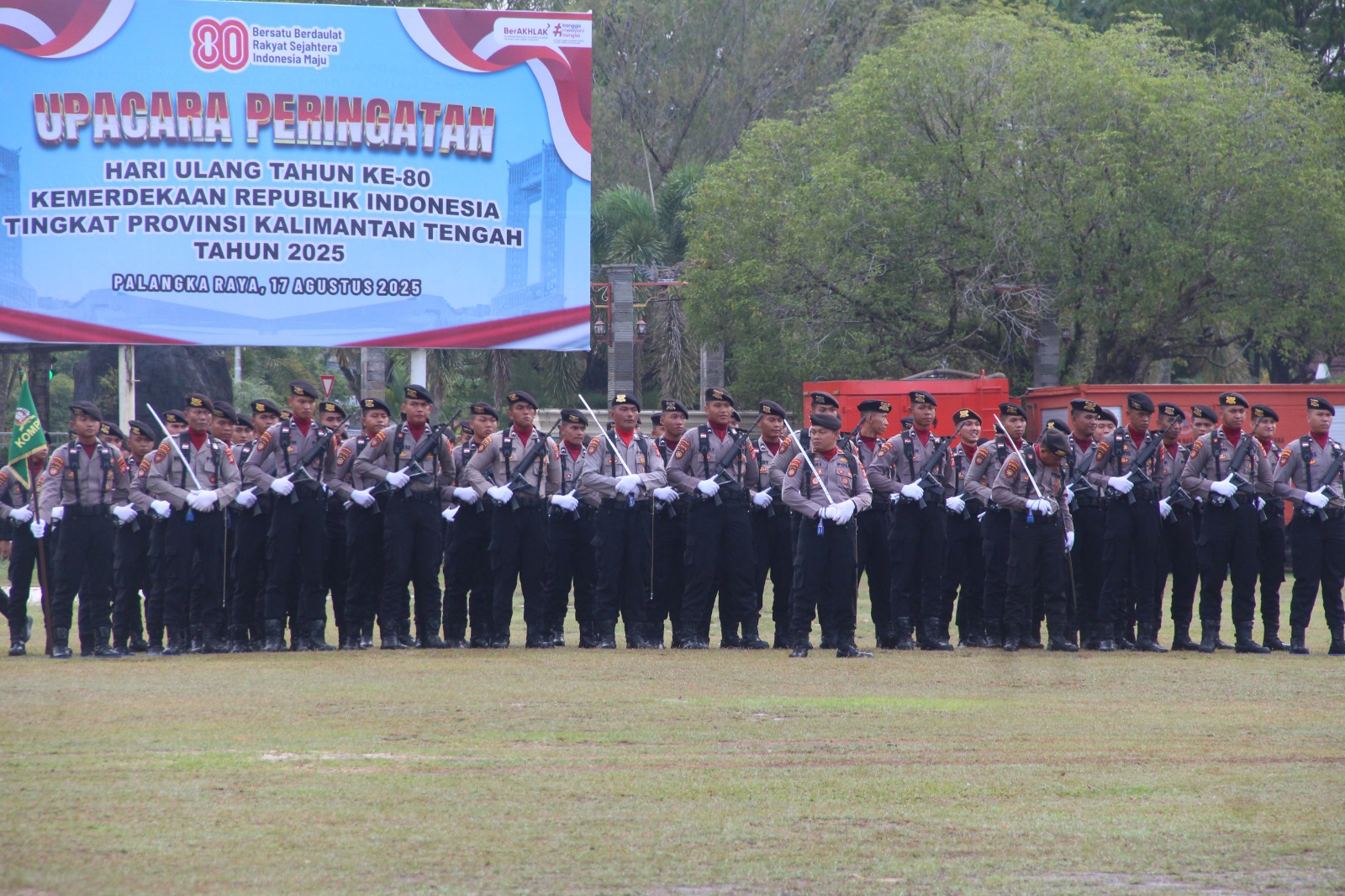 Jaga Semangat Juang Kemerdekaan, Personel Ditsamapta Polda Kalteng Turut Serta Dalam Upacara Peringatan HUT RI Ke-80