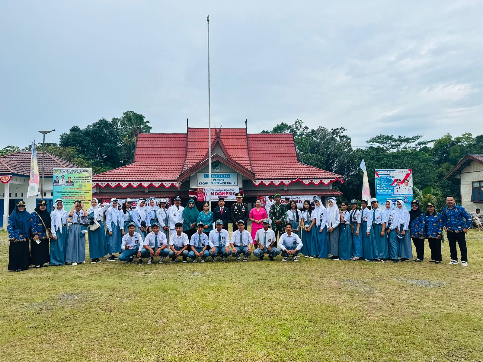 Kapolsek Teweh Timur Menjadi Inspektur Upacara Penurunan Bendera HUT RI ke-80