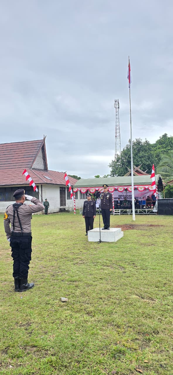 Kapolsek Gunung Purei Jadi Inspektur Upacara Penurunan Bendera HUT ke-80 RI di Kecamatan Gunung Purei