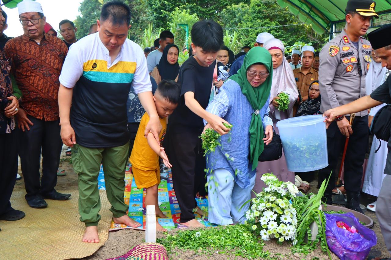 Kapolres Katingan Hadiri Pemakaman Istri Kasat Samapta