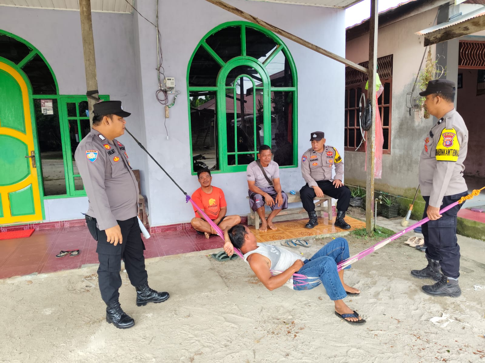 Patroli Dialogis, Polsek Tewang Sangalang Garing dan Pulau Malan Sampaikan Imbauan Kepada Warga.