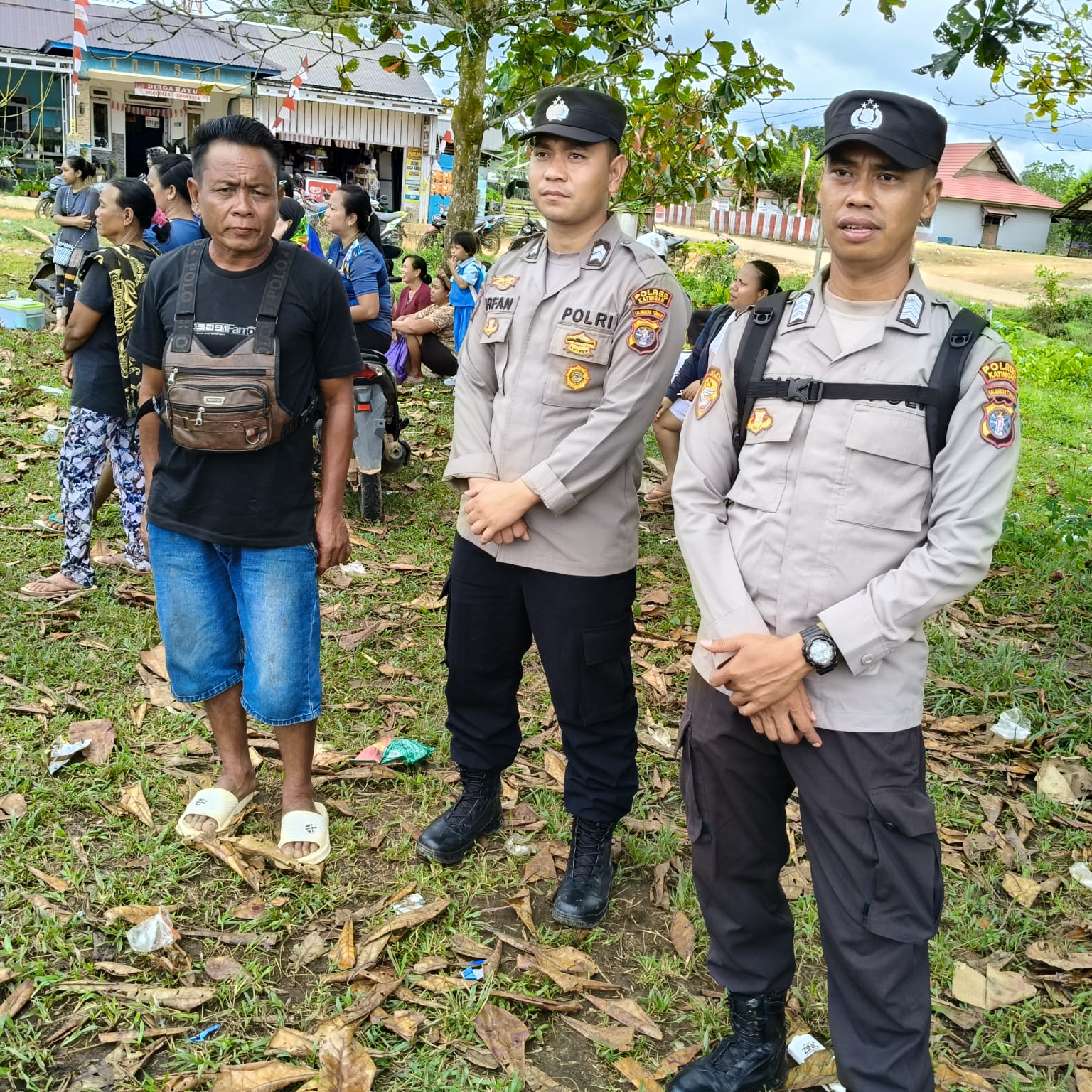 Personil Polsek Marikit Laksanakan Monitoring dan Pengamanan Turnamen Bola Voli HUT RI ke-80 di Desa Tumbang Hiran.