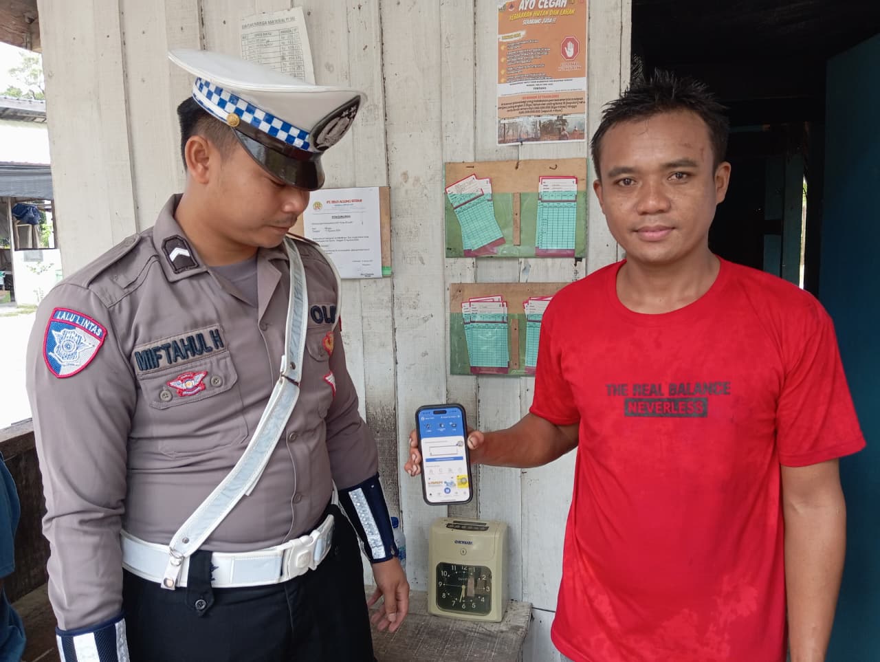 *SOSIALISASI APLIKASI SIGNAL(SAMSAT DIGITAL NASIONAL) GUNA MEMPERMUDAH MEMBAYAR PAJAK*