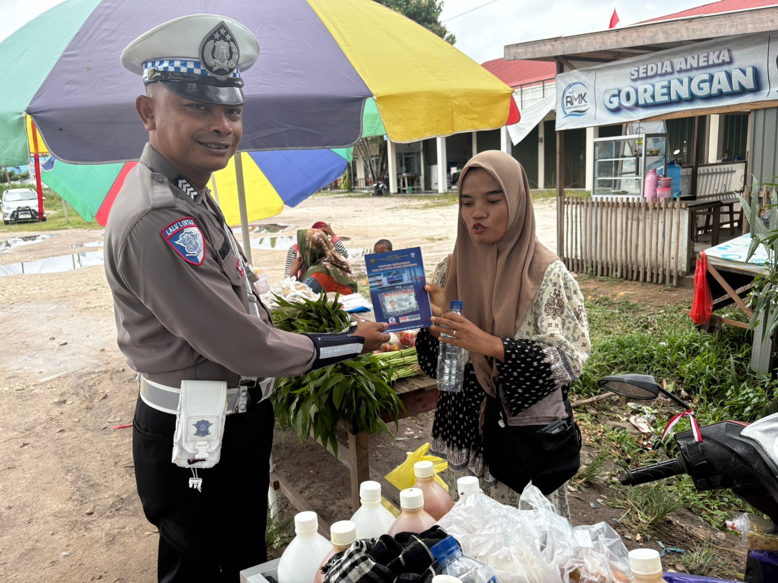 *Pembagian Brosur Keselamatan Berlalu Lintas Kepada masyarakat.*