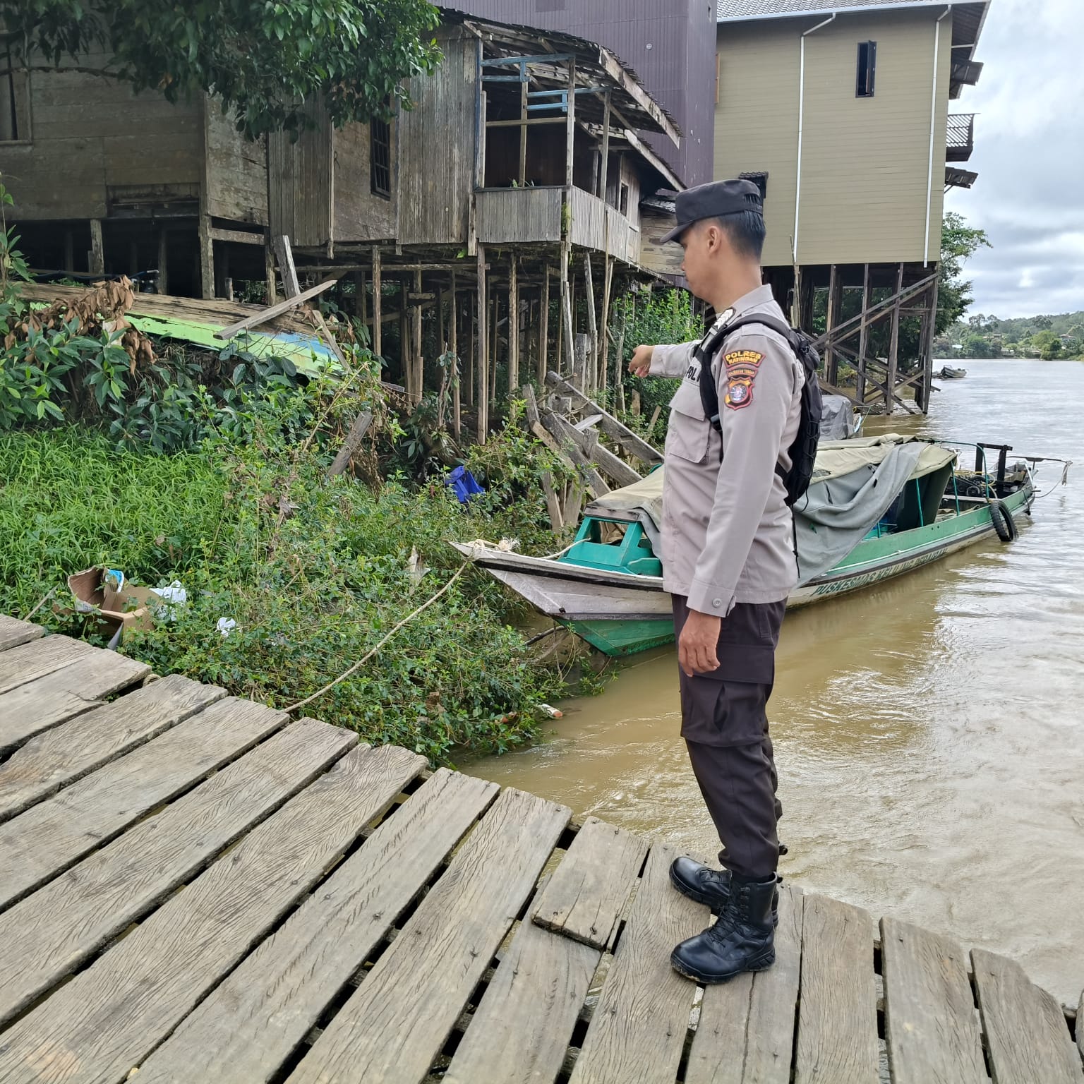 Antisipasi Bencana Banjir, Piket Polsek Marikit Pantau Situasi Debit air Das Katingan.