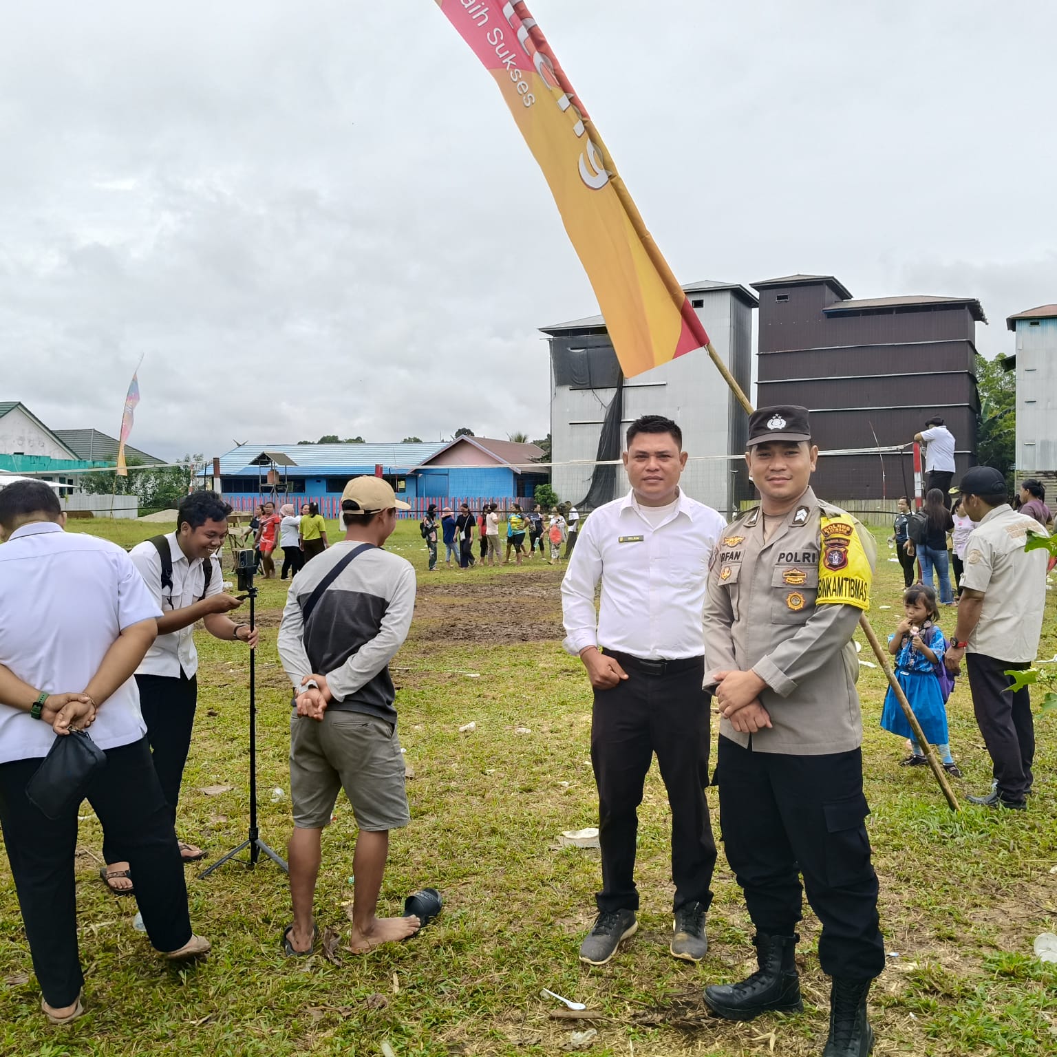 Personil Polsek Marikit Laksanakan Monitoring dan Pengamanan Turnamen Bola Voli HUT RI ke-80 di Desa Tumbang Hiran.