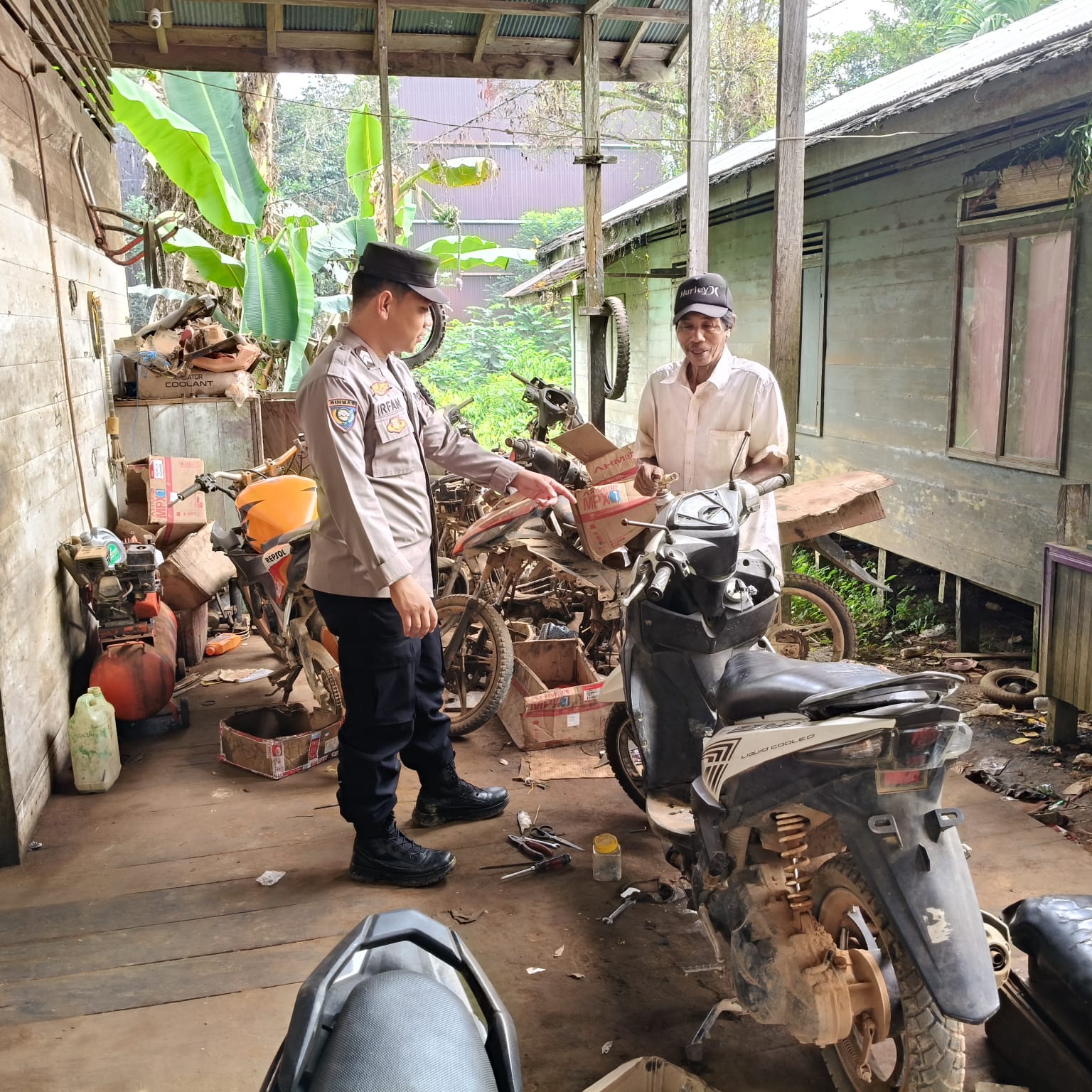 Pererat silaturahmi,Pers Polsek Marikit melaksanakan sambang Kamtibmas ke warga masyarakat.