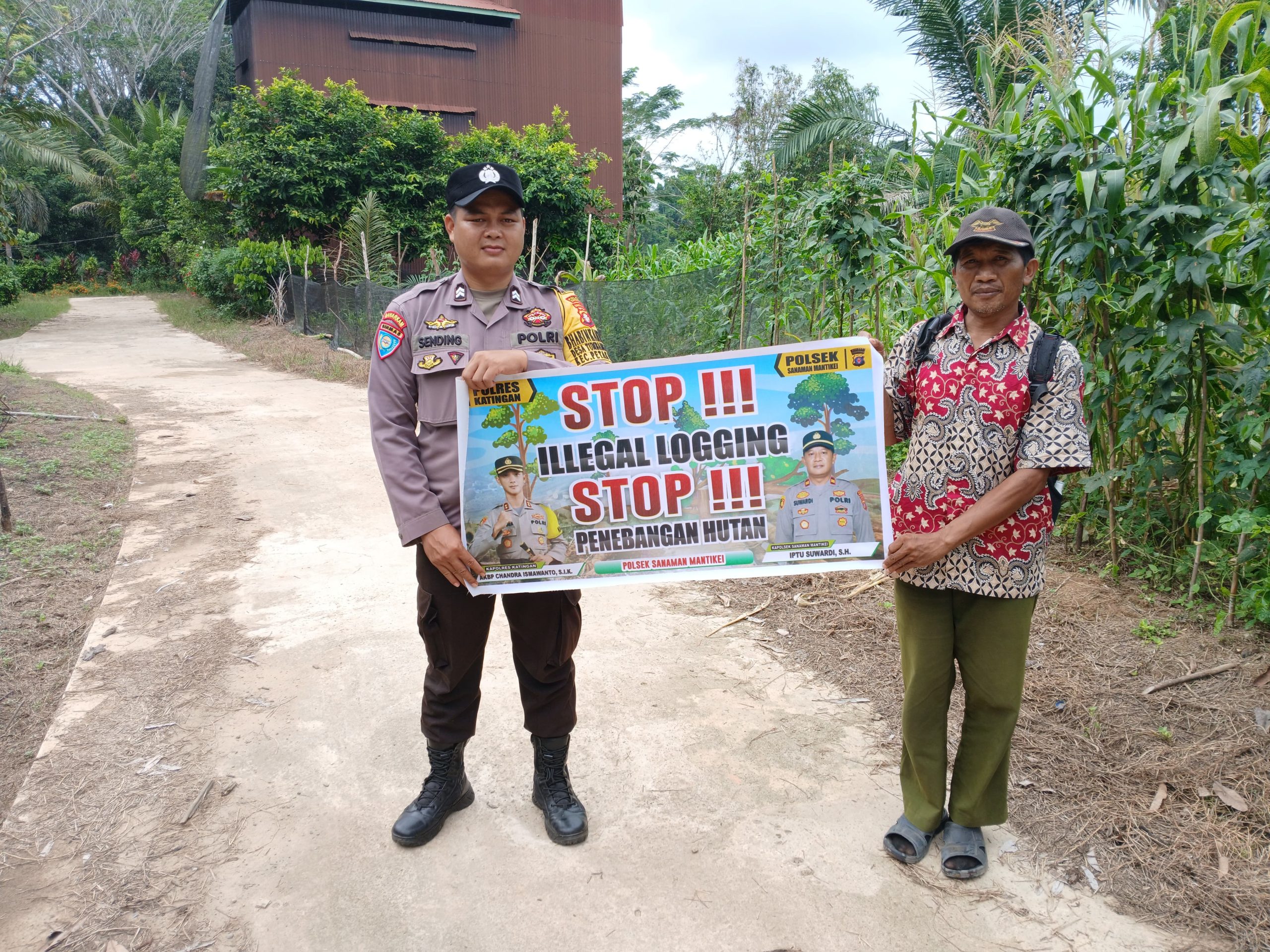 Bhabinkamtibmas laksanakan Sosialisasikan tentang larangan dan sangsi Pidana bagi pelaku Ilegal Logging kepada masyarakat di  Desa Binaan.