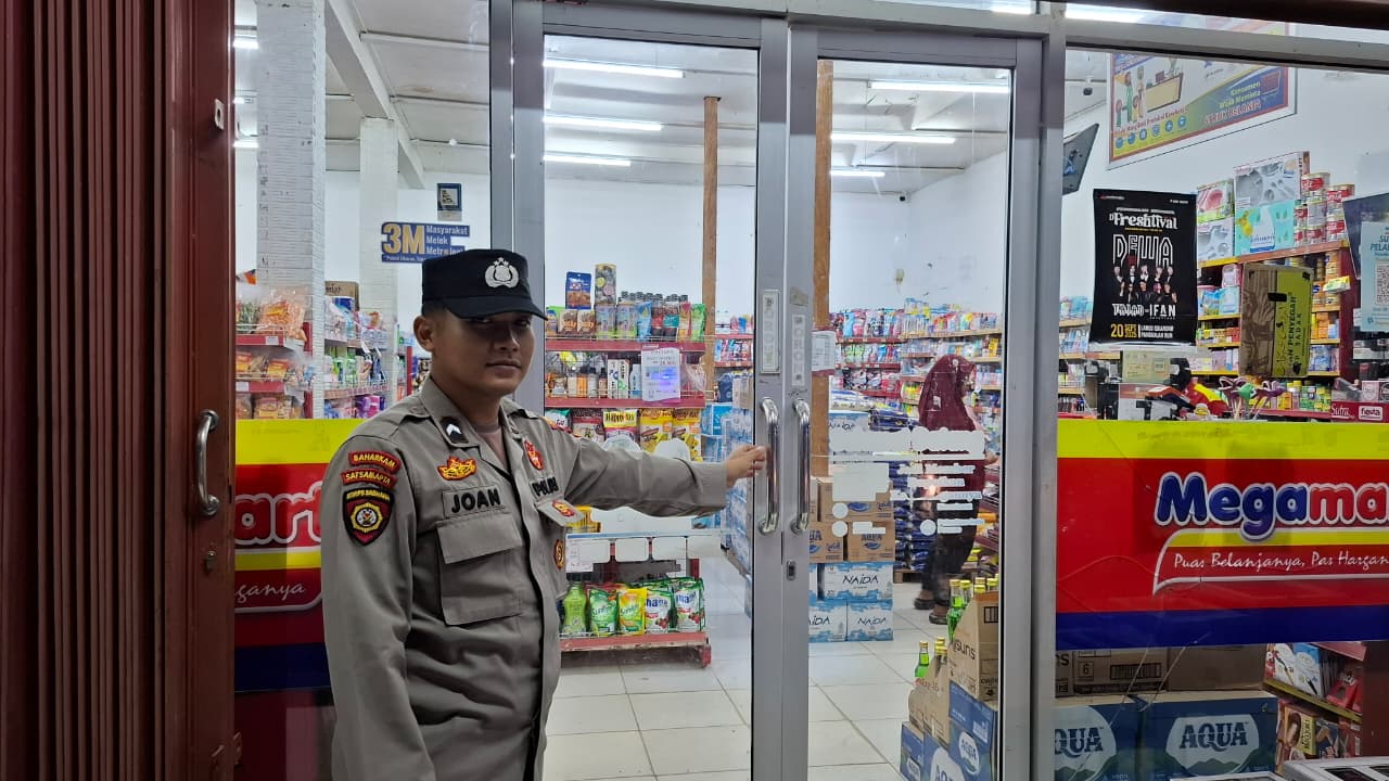 Piket Polsek Patroli kepertokoan diwilkum Polsek Sematu Jaya