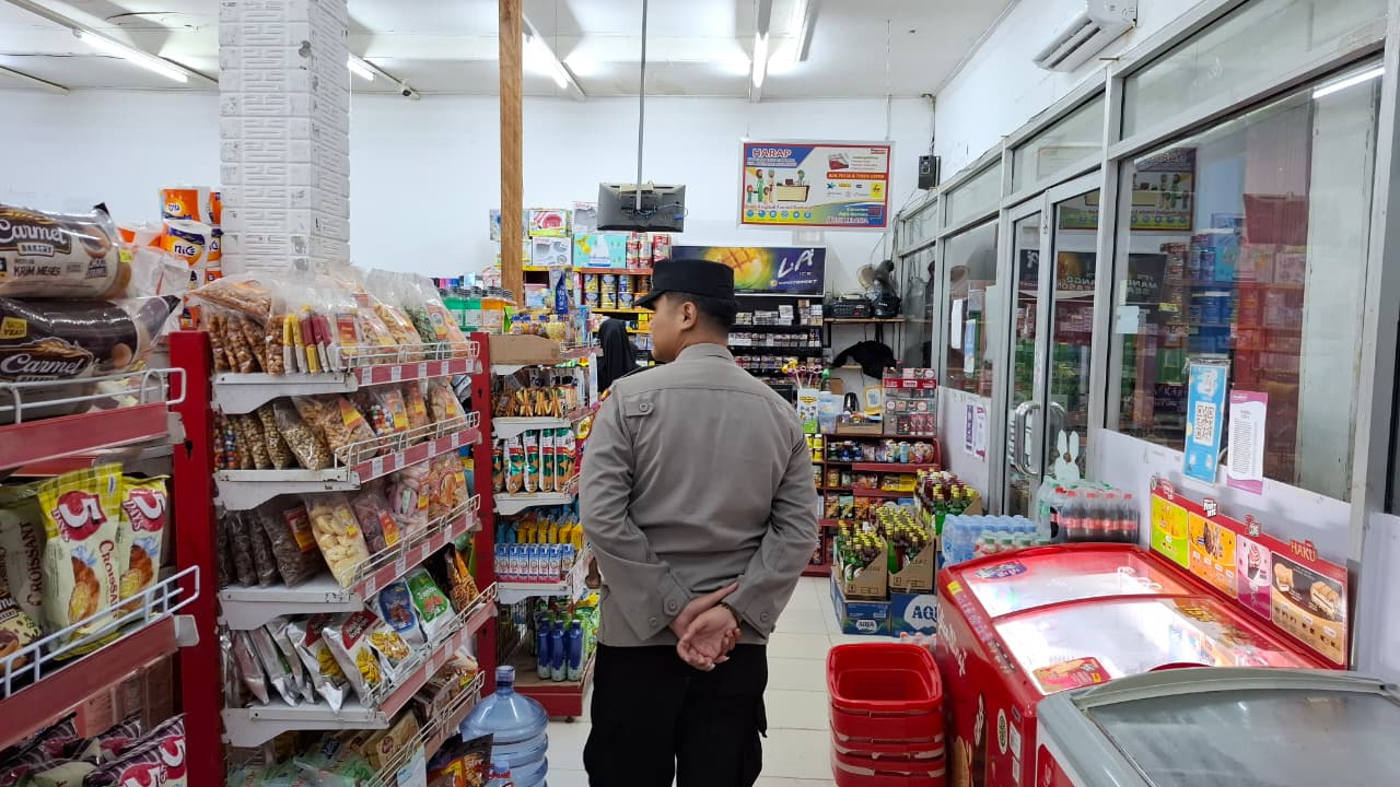 Piket Polsek Patroli kepertokoan diwilkum Polsek Sematu Jaya
