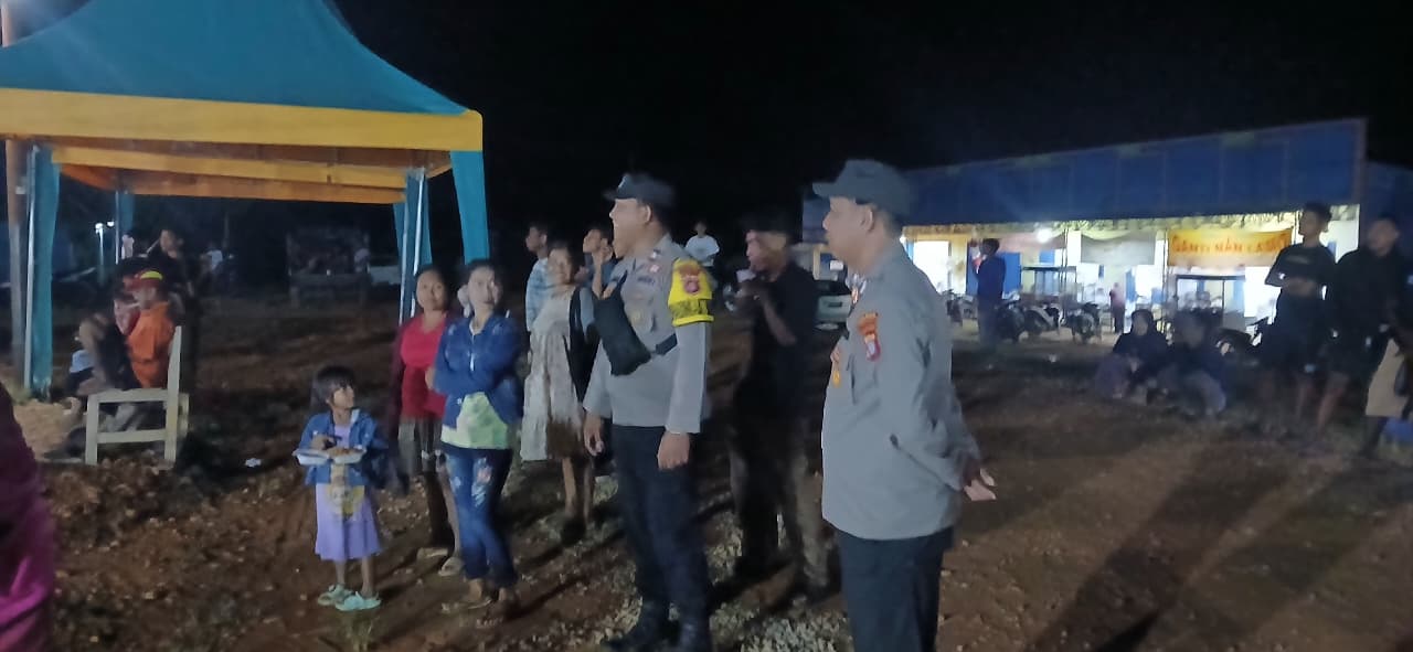 Personil Polsek Sambang Masyrakat yang Sedang Bersantai