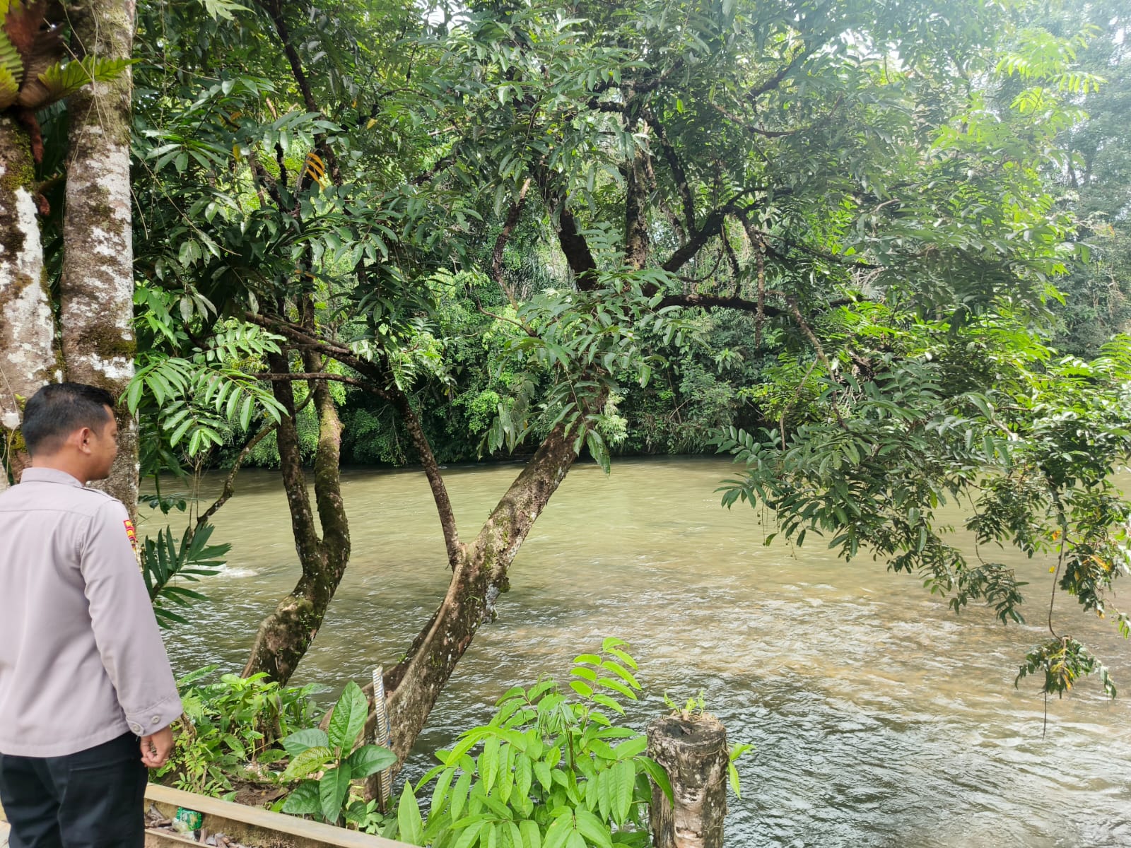 Piket Polsek Delang cek debit air DAS Delang