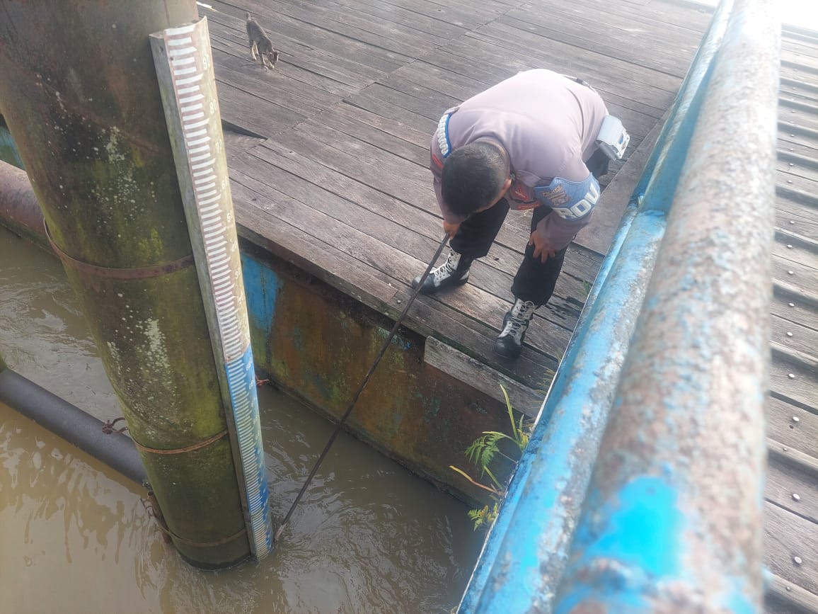 Piket Polsek Bulik Cek debit air di Kelurahan Nanga Bulik