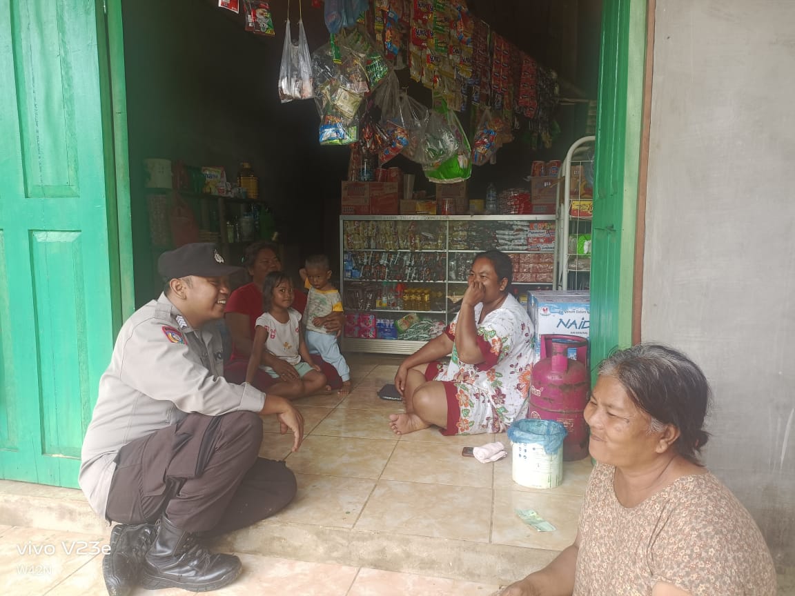 Piket Polsek Sambangi dan Silaturahmi Ke Pedagang