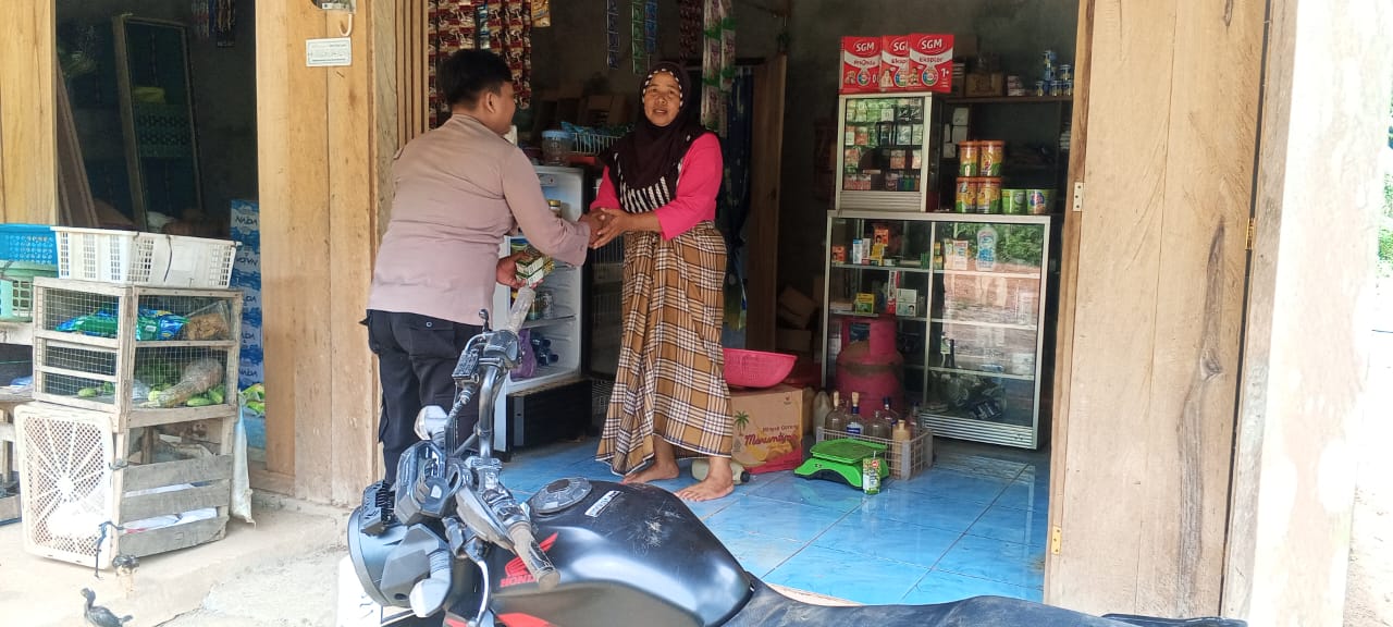 Piket Polsek Lamandau Silaturahmi Ke Pedagang
