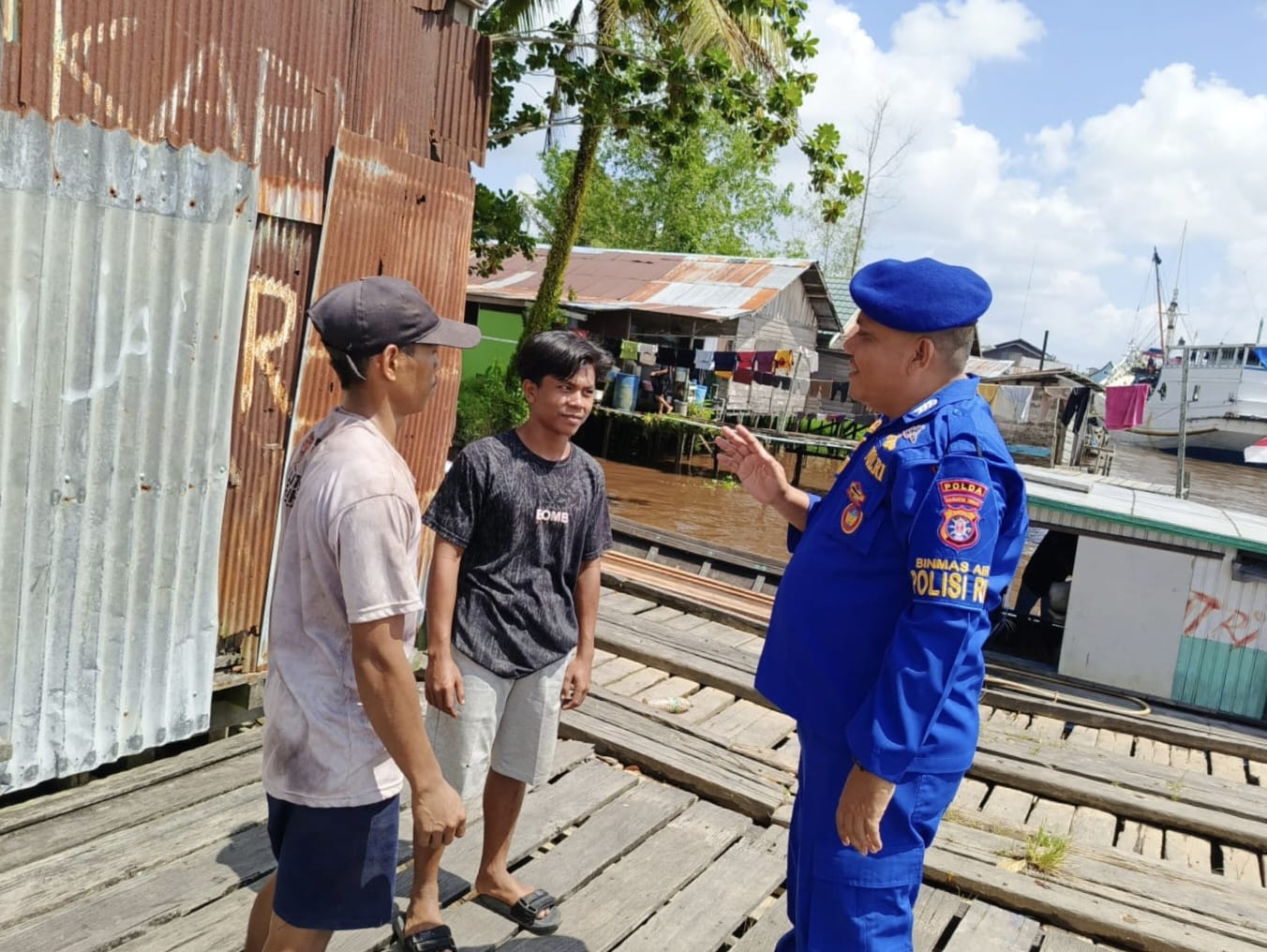 Polisi RW Berikan Imbauan Kamtibmas Kepada Masyarakat Desa Kumai Hulu,Kec.Kumai,di Das kumai.