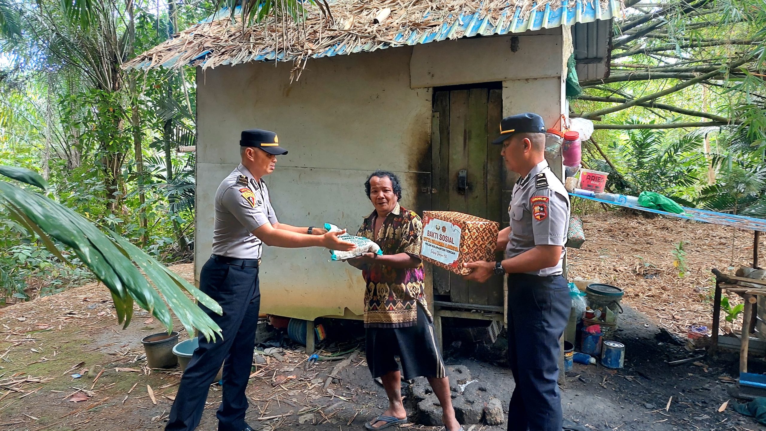 “Berbagi dengan Hati”, Siswa Setukpa Lemdiklat Polri Asal Pulang Pisau Salurkan Bantuan Sembako