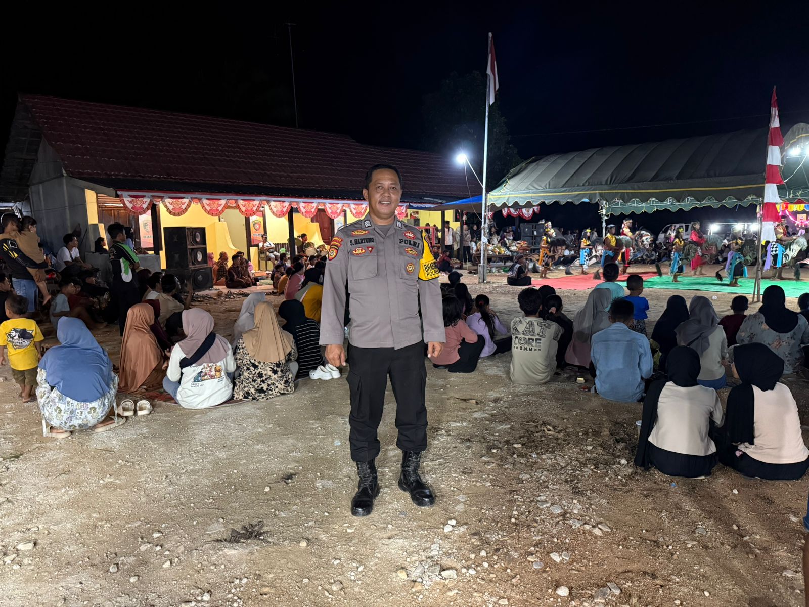 Bhabinkamtibmas Polsek Bulik Amankan Pentas Seni Kuda Lumping dalam Rangka semarak HUT RI Ke-80