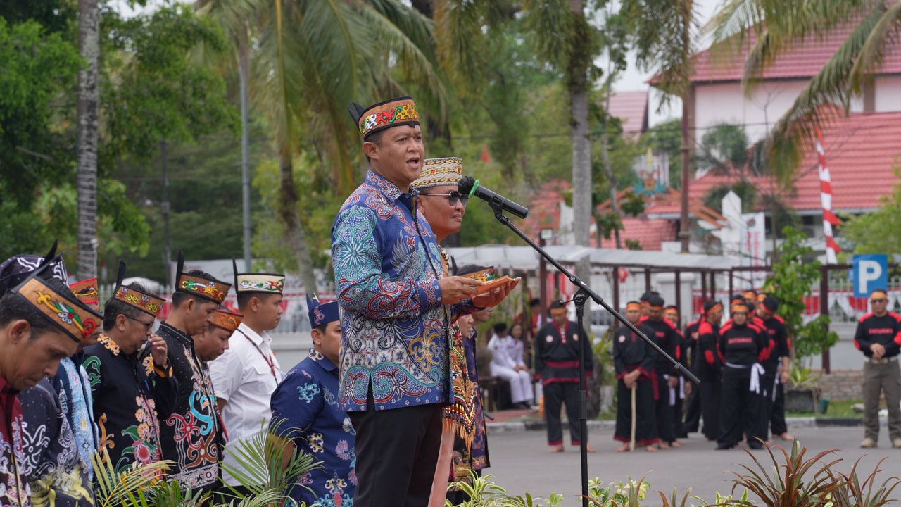 Hadiri Pengukuhan BATAMAD dan Forum Koordinasi Damang Kepala Adat, Kapolda Kalteng Ajak Perkuat Sinergi Ciptakan Harkamtibmas di Bumi Tambun Bungai