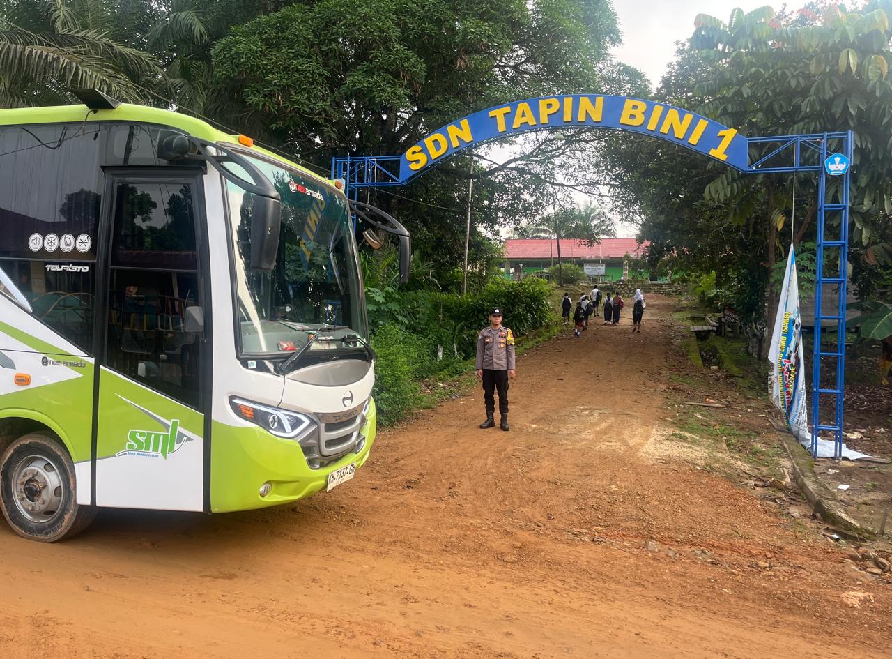 Anggota Polsek lamandau Pengaturan lalu lintas Jalan di Pagi hari