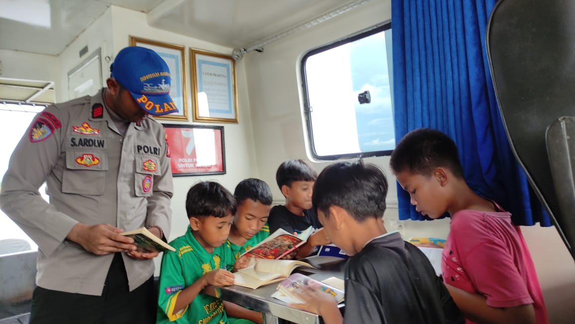 Ditpolairud Polda Kalteng Dukung Dunia Pendidikan Lewat Kapal Perpustakaan Terapung