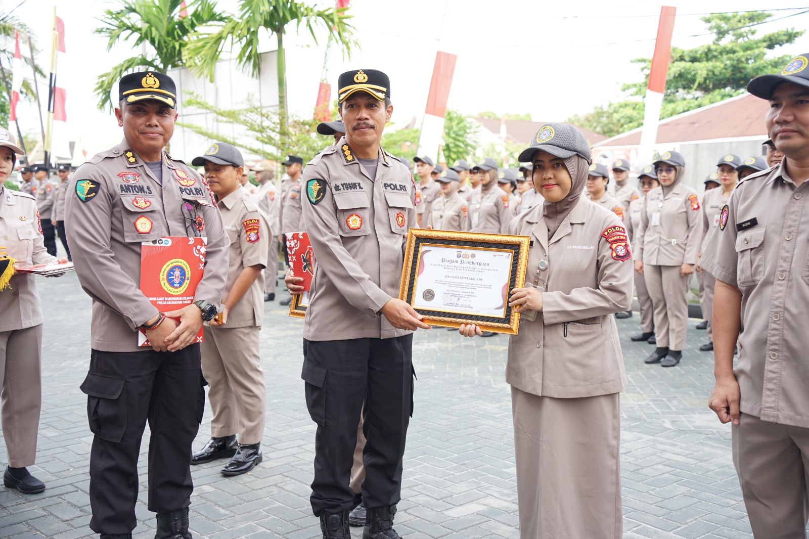 *Apel Gabungan Rumkit Bhayangkara dan Biddokkes PoldA Kalteng, Tim Pokja ZI Rumah Sakit Terima Penghargaan*