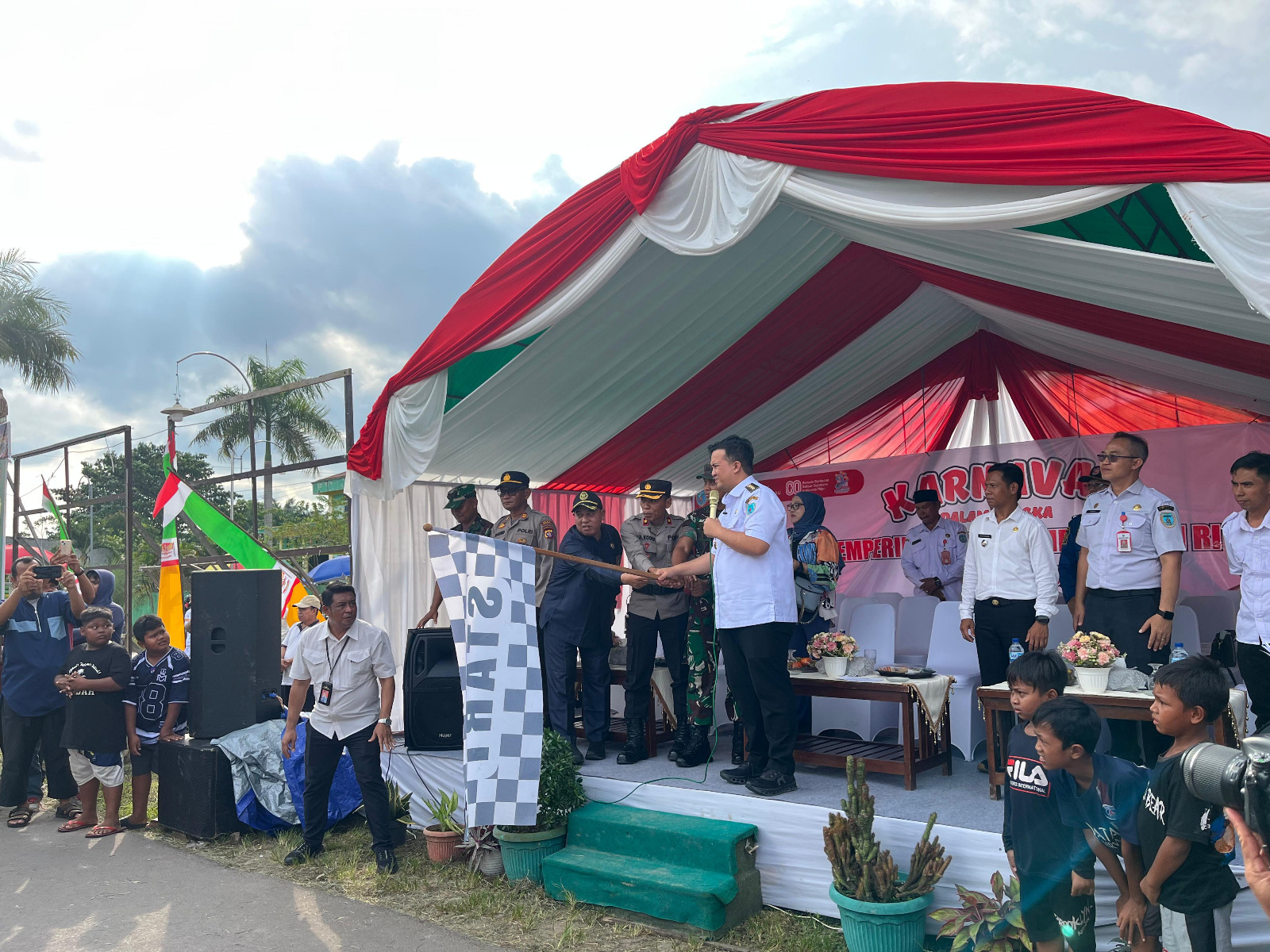 Waka Polres Lamandau Hadiri dan Saksikan Karnaval HUT ke-80 Republik Indonesia