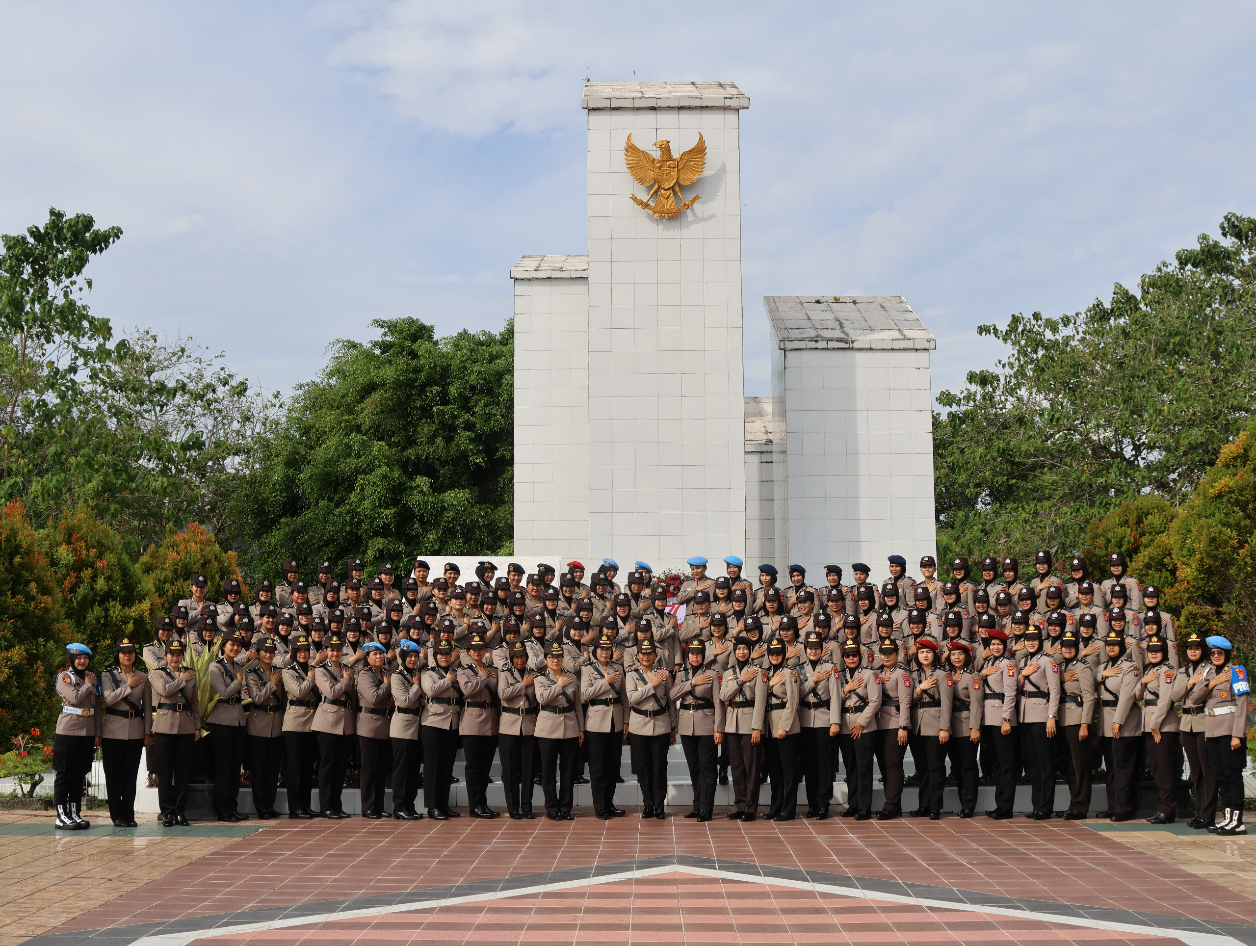 *Peringati Hari Jadi Polwan ke-77, Polwan Polda Kalteng Upacara Ziarah di TMP Sanaman Lampang*