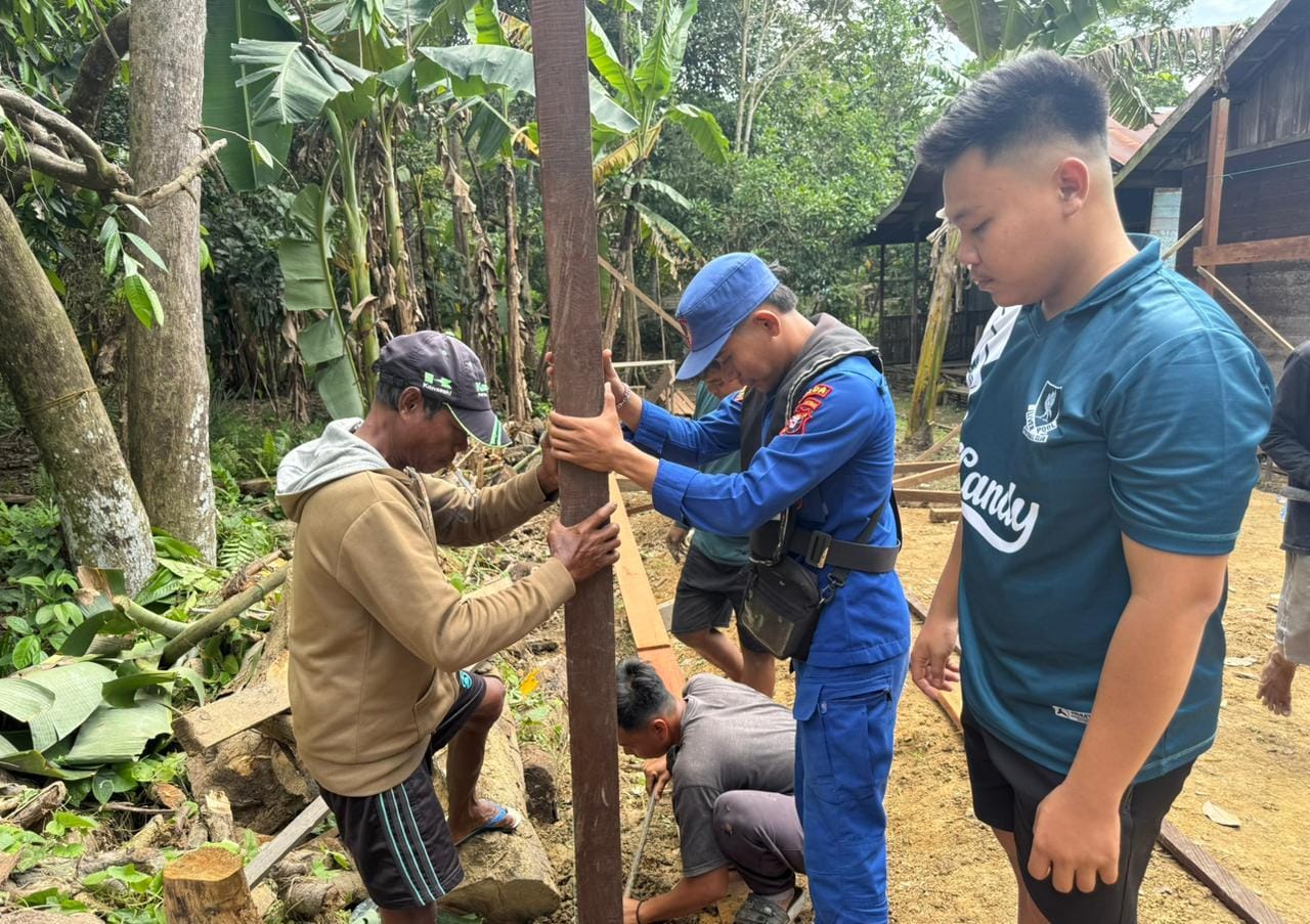 Sambang Warga Dengan Humanis, Komandan Kapal 2001 Sampaikan Pesan Kamtibmas, Sekaligus Gotong Royong Membantu Warga Membangun Rumah Warga Binaan